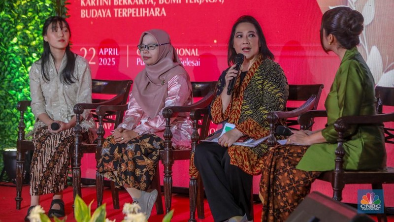 Dalam rangka memperingati hari Kartini dan hari Bumi, Dharma Wanita Persatuan (DWP) Kementerian Kebudayaan menyelnggarakan kegiatan bertajuk Inspirasi Kartini untuk Negeri di Galeri Nasional, Jakarta, Selasa (22/4/2025). (CNBC Indonesia/Faisal Rahman)