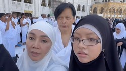 Air Zamzam Jadi Perantara Kesembuhan Anak Dewi Gita Saat Umrah