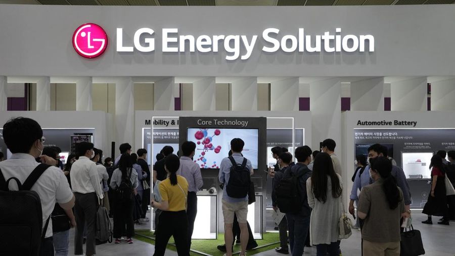 Ilustrasi LG Energy Solution Ltd's. (AP Photo/Ahn Young-joon, File)