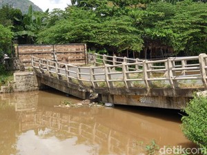 Jembatan Junjung Tulungagung yang Rusak Parah Itu Akhirnya Ditutup Total