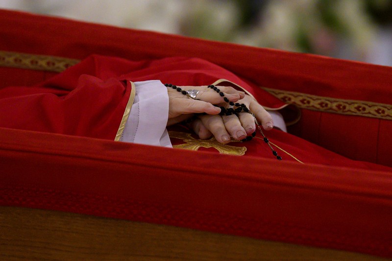 Jenazah Paus Fransiskus ditempatkan dalam peti jenazah terbuka selama ritual pernyataan kematian di kediaman Santa Marta di Vatikan, 22 April 2025. (Vatican Media via AP, HO)