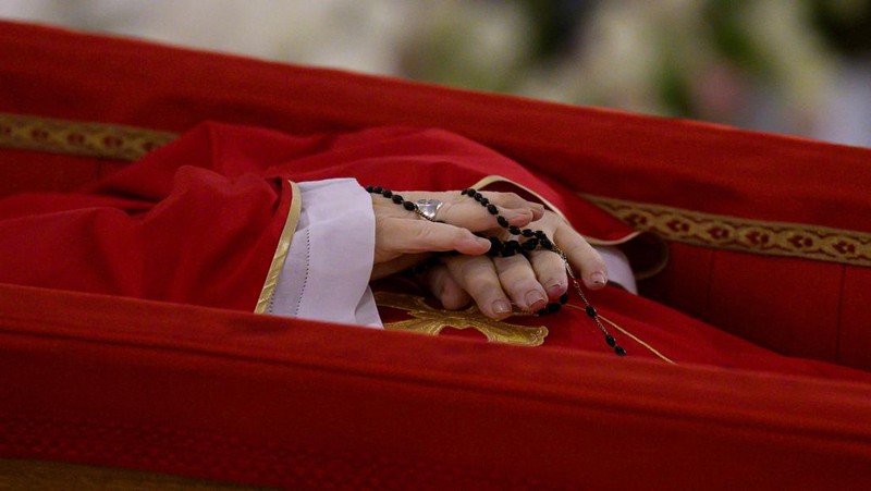 Jenazah Paus Fransiskus ditempatkan dalam peti jenazah terbuka selama ritual pernyataan kematian di kediaman Santa Marta di Vatikan, 22 April 2025. (Vatican Media via AP, HO)