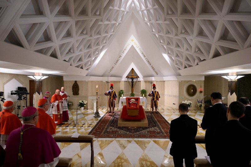 Jenazah Paus Fransiskus ditempatkan dalam peti jenazah terbuka selama ritual pernyataan kematian di kediaman Santa Marta di Vatikan, 22 April 2025. (Vatican Media via AP, HO)