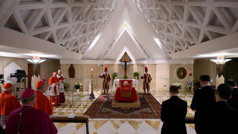 Jenazah Paus Fransiskus ditempatkan dalam peti jenazah terbuka selama ritual pernyataan kematian di kediaman Santa Marta di Vatikan, 22 April 2025. (Vatican Media via AP, HO)