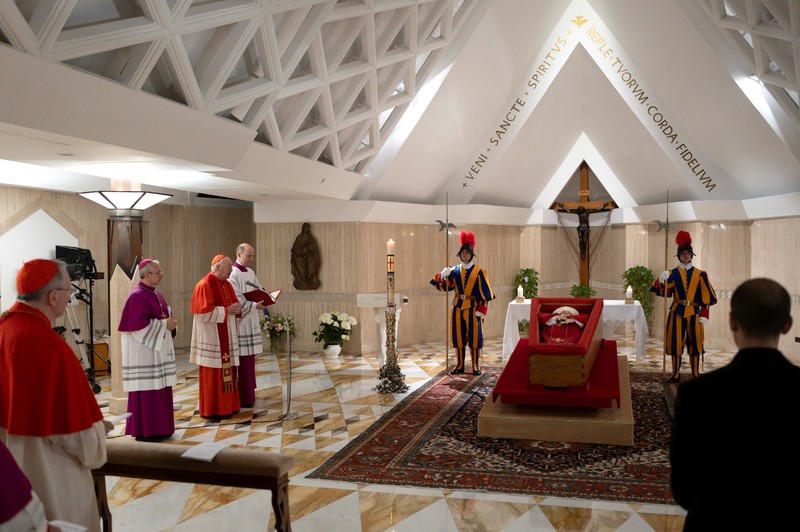 Jenazah Paus Fransiskus ditempatkan dalam peti jenazah terbuka selama ritual pernyataan kematian di kediaman Santa Marta di Vatikan, 22 April 2025. (Vatican Media via AP, HO) Jenazah Paus Fransiskus ditempatkan dalam peti jenazah terbuka selama ritual pernyataan kematian di kediaman Santa Marta di Vatikan, 22 April 2025. (Vatican Media via AP, HO)