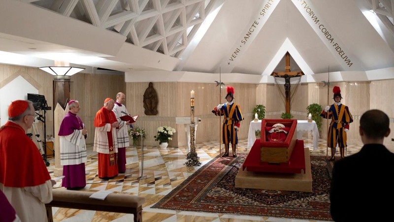 Jenazah Paus Fransiskus ditempatkan dalam peti jenazah terbuka selama ritual pernyataan kematian di kediaman Santa Marta di Vatikan, 22 April 2025. (Vatican Media via AP, HO)