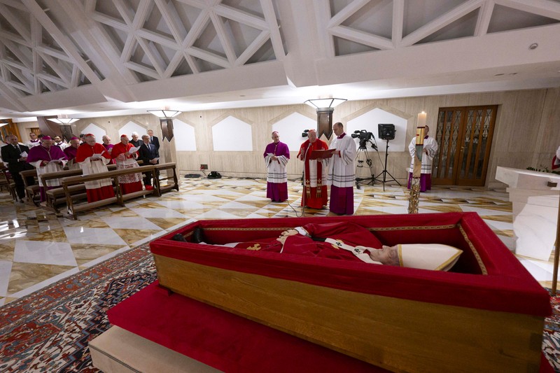Jenazah Paus Fransiskus ditempatkan dalam peti jenazah terbuka selama ritual pernyataan kematian di kediaman Santa Marta di Vatikan, 22 April 2025. (Vatican Media via AP, HO)
