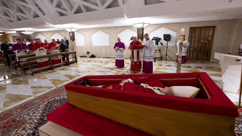 Jenazah Paus Fransiskus ditempatkan dalam peti jenazah terbuka selama ritual pernyataan kematian di kediaman Santa Marta di Vatikan, 22 April 2025. (Vatican Media via AP, HO)