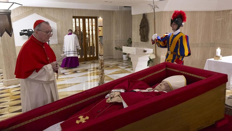 Jenazah Paus Fransiskus ditempatkan dalam peti jenazah terbuka selama ritual pernyataan kematian di kediaman Santa Marta di Vatikan, 22 April 2025. (Vatican Media via AP, HO)