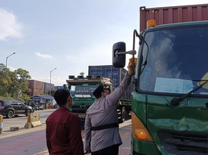 Polres Priok Bagikan Sembako ke Sopir Truk, Imbau Tertib Antre Bongkar Muat