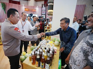 Buka Rakernis Densus 88 Polri, Kapolri Tinjau Booth Usaha Sahabat Densus Eks Napiter