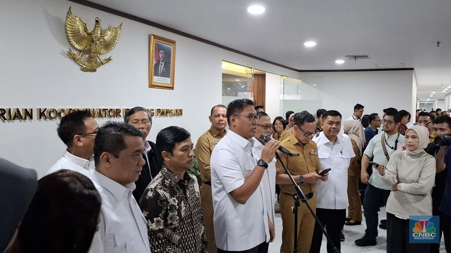 Konferensi pers Wamentan bersama Wamendes, Wamendagri dalam Sosialisasi Pembentukan Koperasi Desa Merah Putih di Gedung Kemenko Pangan, Selasa (22/4/2025). (CNBC Indonesia/Chandra Dwi Pranata)