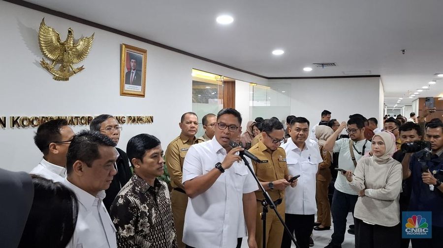 Konferensi pers Wamentan bersama Wamendes, Wamendagri dalam Sosialisasi Pembentukan Koperasi Desa Merah Putih di Gedung Kemenko Pangan, Selasa (22/4/2025). (CNBC Indonesia/Chandra Dwi Pranata)