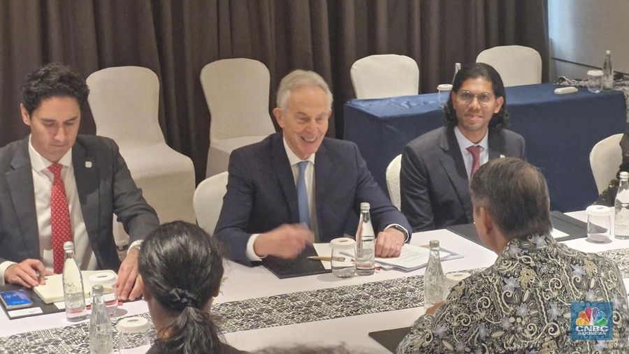 Mantan Perdana Menteri Inggris Tony Blair baru saja melaksanakan pertemuan dengan Utusan Khusus Presiden Hashim Djojohadikusumo dan Wakil Ketua MPR Eddy Soeparno di Jakarta, Selasa (22/4/2025). (վ/Verda Nano Setiawan)