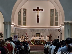 Misa Oktaf Paskah, Doa untuk Paus Fransiskus di Katedral Surabaya