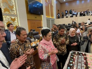 Momen Titiek Soeharto Dapat Kejutan Ultah Usai Pimpin Rapat di DPR
