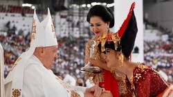 Lyodra Kenang Dapat Berkat dari Paus Fransiskus: Rest In Love, Pope
