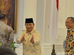Momen Prabowo Unjuk Gaya Silat Andalannya Usai Bertemu Wakil PM Malaysia