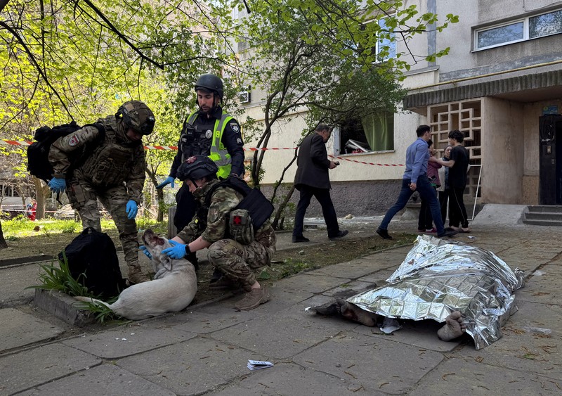 Rusia melancarkan serangkaian serangan rudal dan pesawat tak berawak ke Ukraina saat gencatan senjata. (via REUTERS/State Emergency Service of Ukrai) Rusia melancarkan serangkaian serangan rudal dan pesawat tak berawak ke Ukraina saat gencatan senjata. (via REUTERS/State Emergency Service of Ukrai)