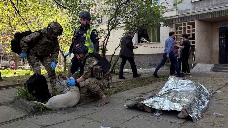 Rusia melancarkan serangkaian serangan rudal dan pesawat tak berawak ke Ukraina saat gencatan senjata. (via REUTERS/State Emergency Service of Ukrai)