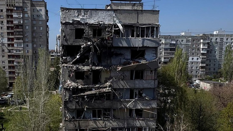 Rusia melancarkan serangkaian serangan rudal dan pesawat tak berawak ke Ukraina saat gencatan senjata. (via REUTERS/State Emergency Service of Ukrai)