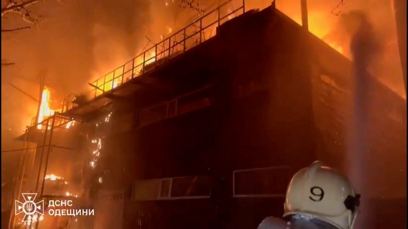 Rusia melancarkan serangkaian serangan rudal dan pesawat tak berawak ke Ukraina saat gencatan senjata. (via REUTERS/State Emergency Service of Ukrai) Rusia melancarkan serangkaian serangan rudal dan pesawat tak berawak ke Ukraina saat gencatan senjata. (via REUTERS/State Emergency Service of Ukrai)