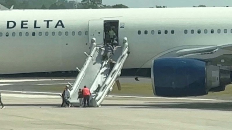 Sebuah pesawat komersil milik maskapai Delta Air Lines terbakar sebelum lepas landas di bandara Florida, Amerika Serikat. Para penumpang pun dievakuasi. (Tangkapan layar vidio Reuters TV)