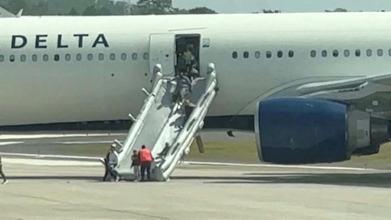 Sebuah pesawat komersil milik maskapai Delta Air Lines terbakar sebelum lepas landas di bandara Florida, Amerika Serikat. Para penumpang pun dievakuasi. (Tangkapan layar vidio Reuters TV)