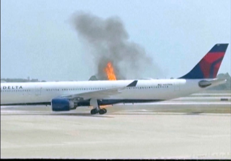 Sebuah pesawat komersil milik maskapai Delta Air Lines terbakar sebelum lepas landas di bandara Florida, Amerika Serikat. Para penumpang pun dievakuasi. (Tangkapan layar vidio Reuters TV)
