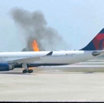 Ngeri, Mesin Pesawat Delta Airlines Terbakar Sebelum Lepas Landas