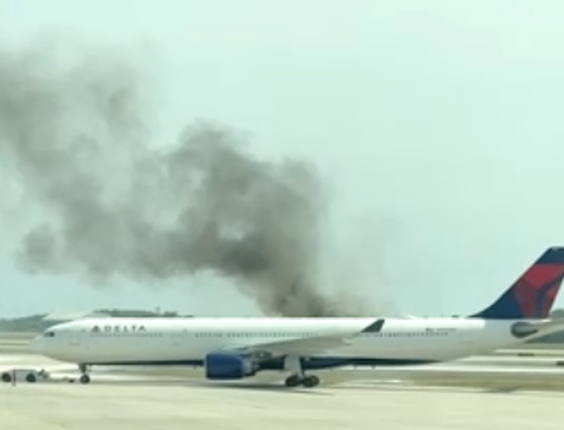 Sebuah pesawat komersil milik maskapai Delta Air Lines terbakar sebelum lepas landas di bandara Florida, Amerika Serikat. Para penumpang pun dievakuasi. (Tangkapan layar vidio Reuters TV)