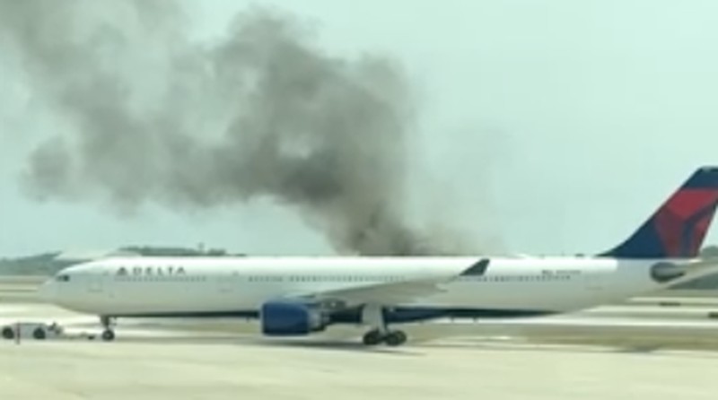 Sebuah pesawat komersil milik maskapai Delta Air Lines terbakar sebelum lepas landas di bandara Florida, Amerika Serikat. Para penumpang pun dievakuasi. (Tangkapan layar vidio Reuters TV)