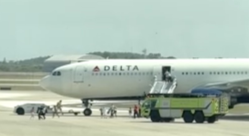 Sebuah pesawat komersil milik maskapai Delta Air Lines terbakar sebelum lepas landas di bandara Florida, Amerika Serikat. Para penumpang pun dievakuasi. (Tangkapan layar vidio Reuters TV)