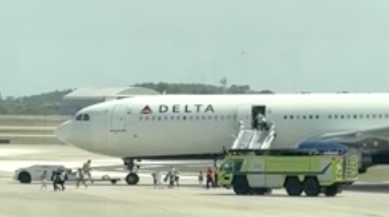 Sebuah pesawat komersil milik maskapai Delta Air Lines terbakar sebelum lepas landas di bandara Florida, Amerika Serikat. Para penumpang pun dievakuasi. (Tangkapan layar vidio Reuters TV)