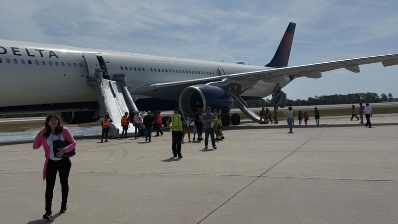 Sebuah pesawat komersil milik maskapai Delta Air Lines terbakar sebelum lepas landas di bandara Florida, Amerika Serikat. Para penumpang pun dievakuasi. (Tangkapan layar vidio Reuters TV)