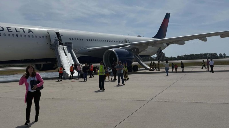 Sebuah pesawat komersil milik maskapai Delta Air Lines terbakar sebelum lepas landas di bandara Florida, Amerika Serikat. Para penumpang pun dievakuasi. (Tangkapan layar vidio Reuters TV)