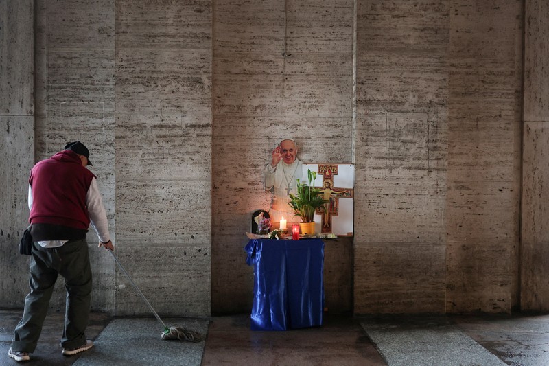 Jenazah Paus Fransiskus ditempatkan dalam peti jenazah terbuka selama ritual pernyataan kematian di kediaman Santa Marta di Vatikan, 22 April 2025. (Vatican Media via AP, HO)
