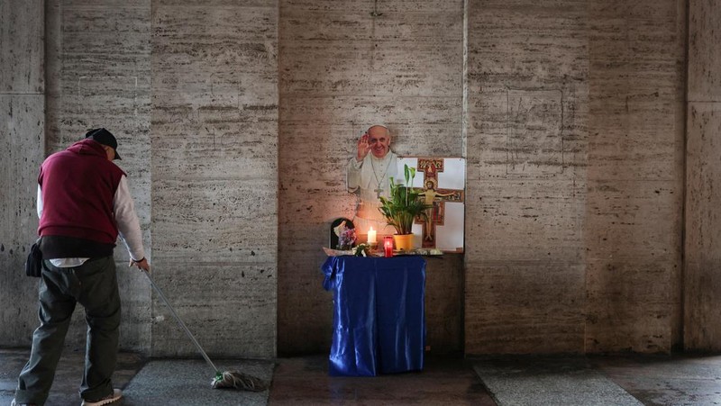 Jenazah Paus Fransiskus ditempatkan dalam peti jenazah terbuka selama ritual pernyataan kematian di kediaman Santa Marta di Vatikan, 22 April 2025. (Vatican Media via AP, HO)