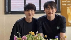 Totalitas Demi Drakor My Youth, Song Joong Ki Belajar Rangkai Bunga Setahun