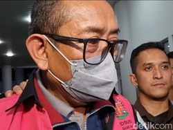Video: Sakit Jantung, Direktur JakTV Tian Bahtiar Jadi Tahanan Kota Video: Sakit Jantung, Direktur JakTV Tian Bahtiar Jadi Tahanan Kota