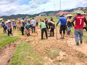 Distribusi Sembako Lewat Darat Lumpuh, Warga Perbaiki Landasan Bandara