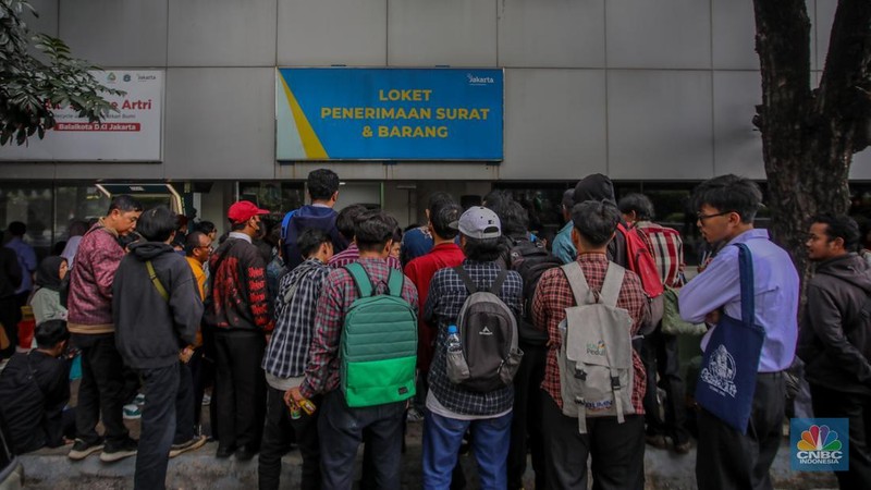 Warga memadati loket penerimaan surat dan barang di Balai Kota Jakarta, Selasa (22/4/2025). Mereka mengantre untuk melamar sebagai Pekerja Penunjang Layanan Publik (PJLP), termasuk posisi Petugas Penanganan Sarana dan Prasarana Umum (PPSU), Tim Putih dari Dinas Sosial, Tim Biru dari Dinas Sumber Daya Air, hingga Tim Hijau dari Dinas Pertamanan. (CNBC Indonesia/Faisal Rahman)