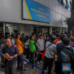 Pemprov DKI Buka Lowongan Kerja, Warga Antre Mengular di Balai Kota
