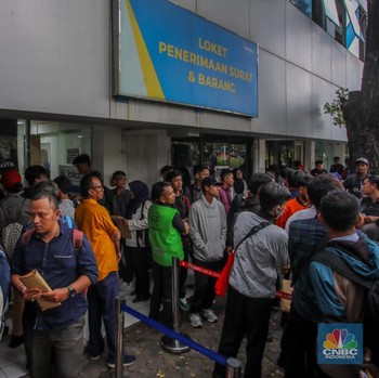 Pemprov DKI Buka Lowongan Kerja, Warga Antre Mengular di Balai Kota