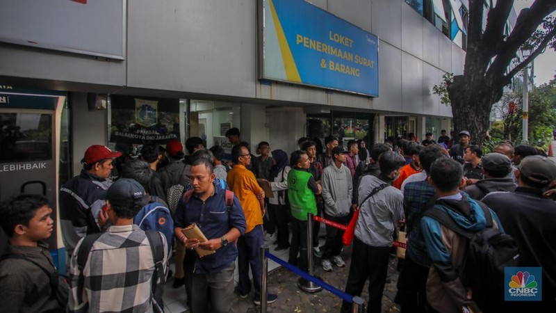 Jenazah Paus Fransiskus ditempatkan dalam peti jenazah terbuka selama ritual pernyataan kematian di kediaman Santa Marta di Vatikan, 22 April 2025. (Vatican Media via AP, HO)