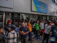 Pemprov DKI Buka Lowongan Kerja, Warga Antre Mengular di Balai Kota