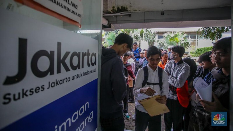 Warga DKI Jakarta memadati Balai Kota pada Rabu (23/4/2025) untuk melamar kerja sebagai PPSU, petugas damkar, kebersihan, hingga lingkungan. Mereka mengantre sejak pagi sambil membawa berkas lamaran sebagian bahkan mengisi formulir di trotoar dan taman sekitar lokasi. (CNBC Indonesia/Fergi Nadira)