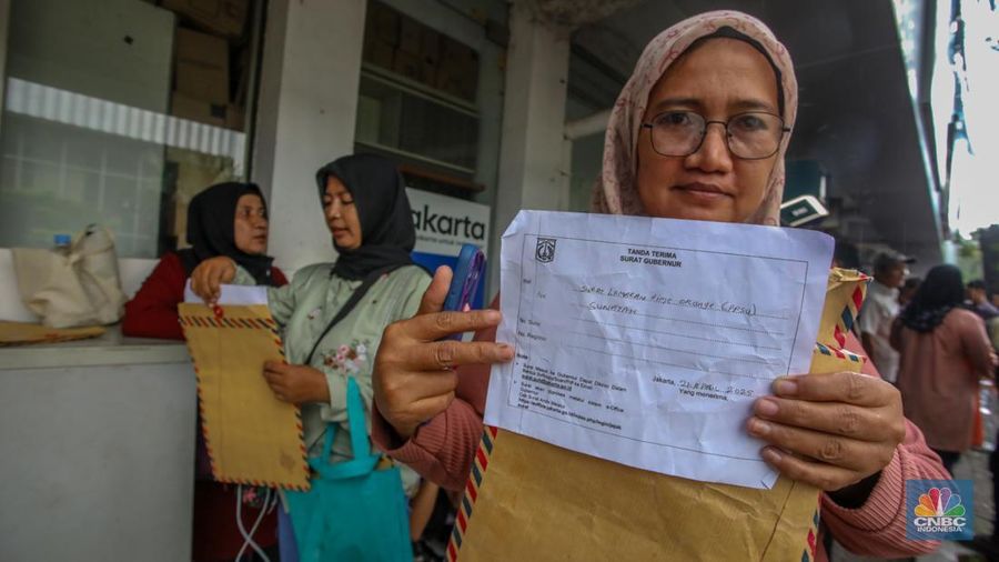 Warga memadati loket penerimaan surat dan barang di Balai Kota Jakarta, Selasa (22/4/2025). Mereka mengantre untuk melamar sebagai Pekerja Penunjang Layanan Publik (PJLP), termasuk posisi Petugas Penanganan Sarana dan Prasarana Umum (PPSU), Tim Putih dari Dinas Sosial, Tim Biru dari Dinas Sumber Daya Air, hingga Tim Hijau dari Dinas Pertamanan. (CNBC Indonesia/Faisal Rahman)