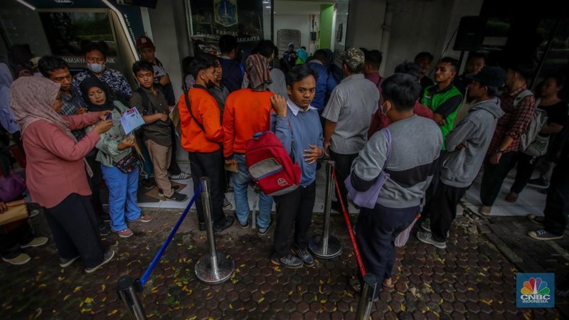 Warga memadati loket penerimaan surat dan barang di Balai Kota Jakarta, Selasa (22/4/2025). Mereka mengantre untuk melamar sebagai Pekerja Penunjang Layanan Publik (PJLP), termasuk posisi Petugas Penanganan Sarana dan Prasarana Umum (PPSU), Tim Putih dari Dinas Sosial, Tim Biru dari Dinas Sumber Daya Air, hingga Tim Hijau dari Dinas Pertamanan. (CNBC Indonesia/Faisal Rahman)