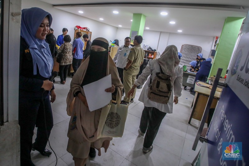 Warga memadati loket penerimaan surat dan barang di Balai Kota Jakarta, Selasa (22/4/2025). Mereka mengantre untuk melamar sebagai Pekerja Penunjang Layanan Publik (PJLP), termasuk posisi Petugas Penanganan Sarana dan Prasarana Umum (PPSU), Tim Putih dari Dinas Sosial, Tim Biru dari Dinas Sumber Daya Air, hingga Tim Hijau dari Dinas Pertamanan. (CNBC Indonesia/Faisal Rahman)